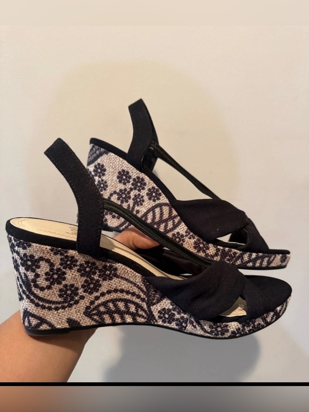 Impo Black Wedge
Sandals Slip-On Ankle Strap Bow
Paisley